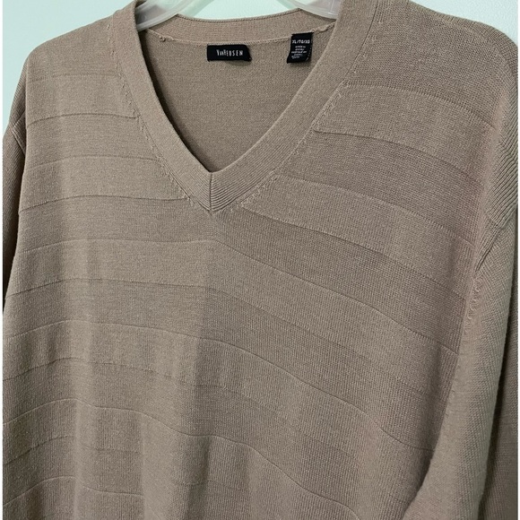 Lightweight and breathable material VanHeusen v-neck sweater size XL - Picture 5 of 6